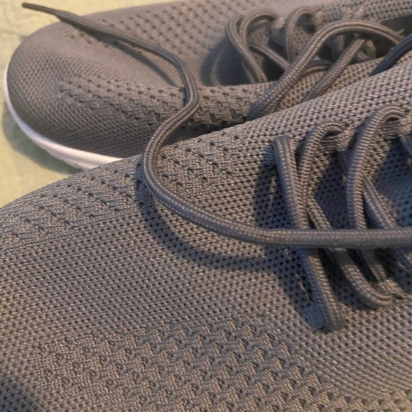 Brand new lightweight breathable running shoes, size 9 gray - Picture 4 of 6